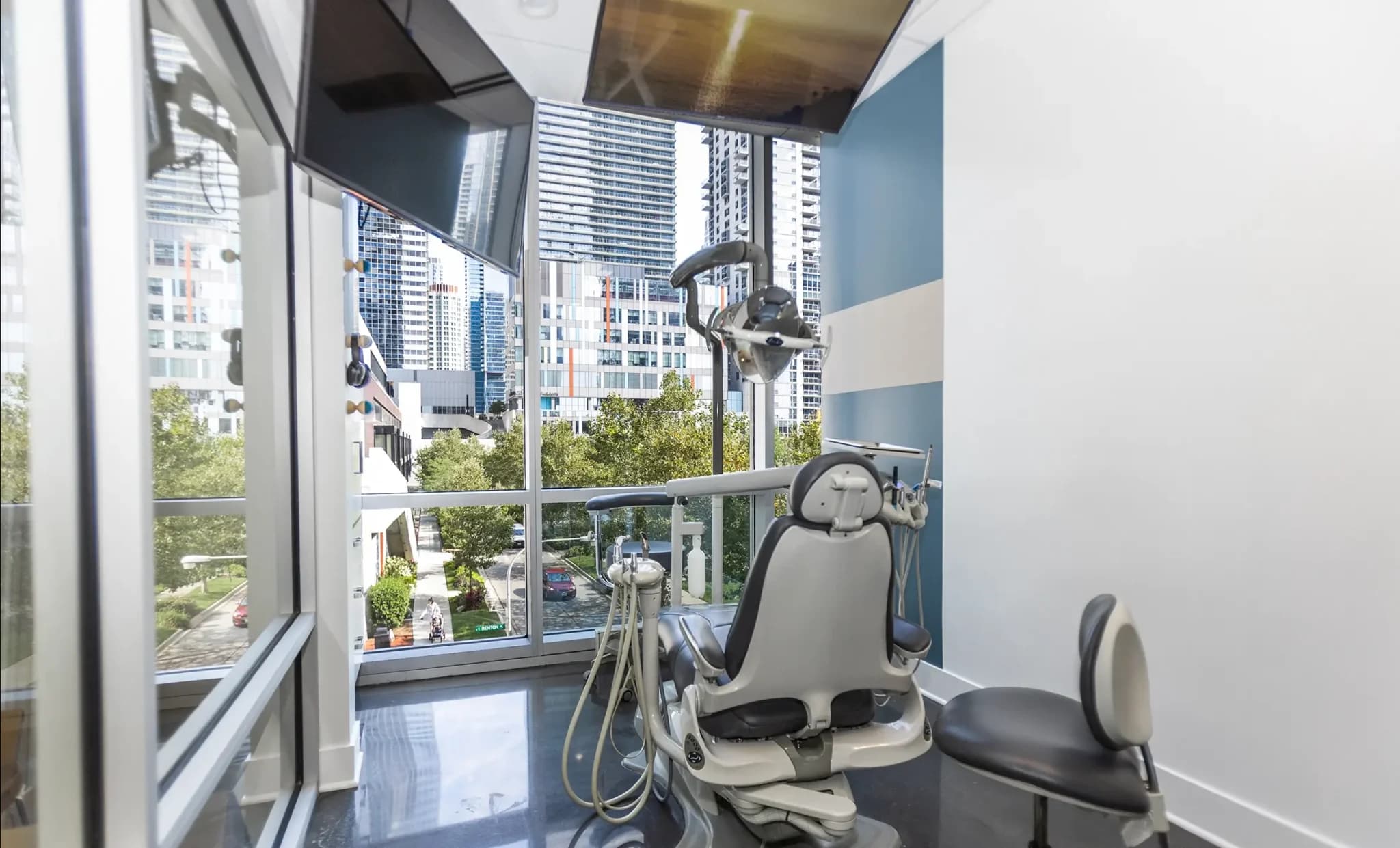 A treatment room at the floor-to-ceiling window, the city and the park outside