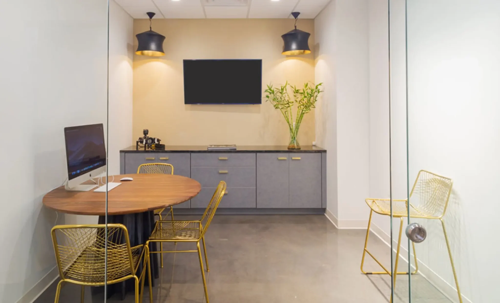 The consultation room: a round table by the glass wall